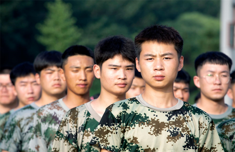 2021年7月6日，918博天堂北京集团百名应届大学生褪下便服换上军装，在训练场上接受为期2天的军训，享受入职前的第一份美好记忆。